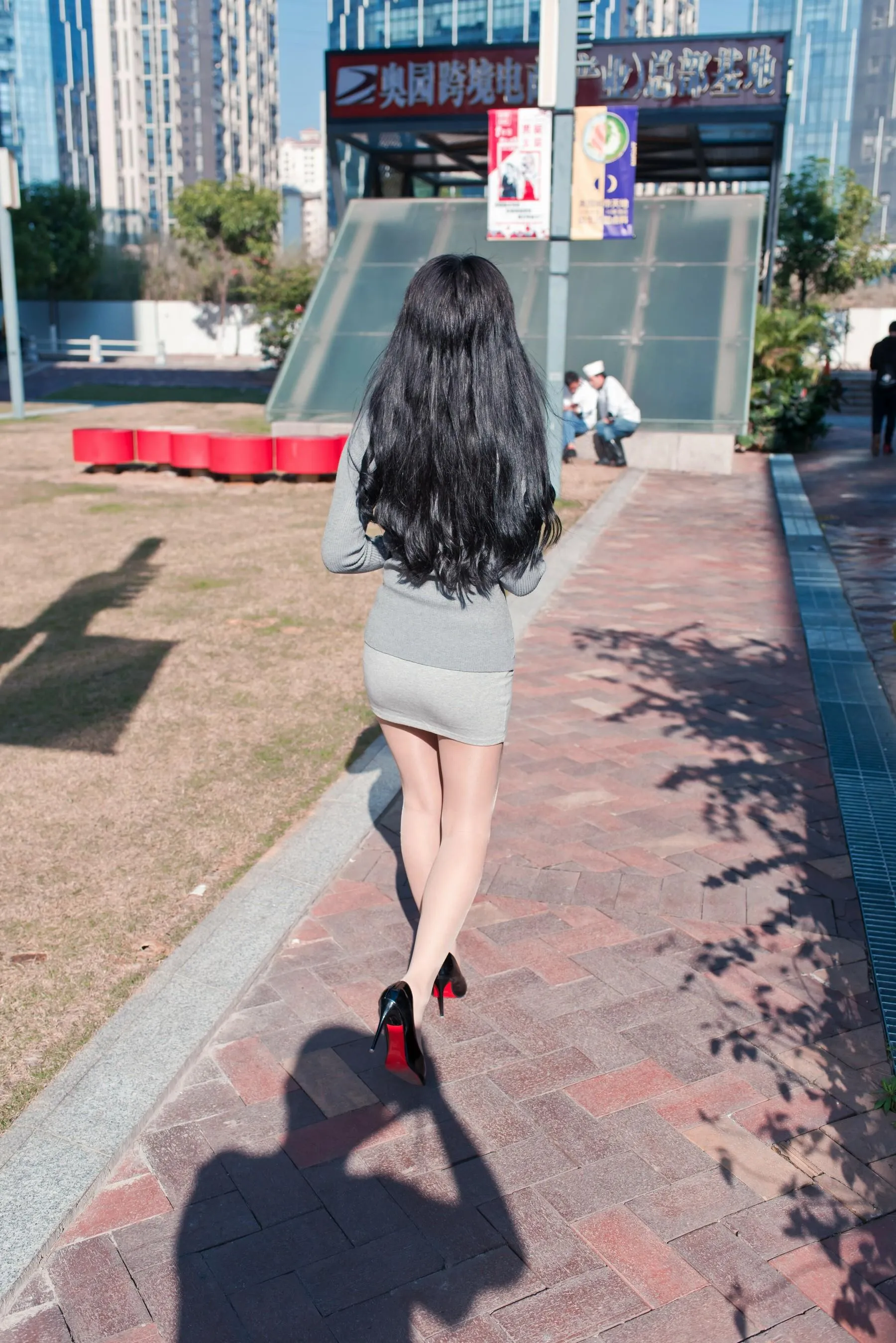[魔镜街拍] NO.090 短裙肉丝黑高跟鞋外拍 [269P]插图